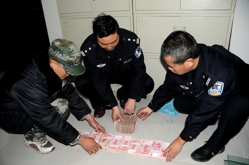 2民警在清点被抢现金.jpg