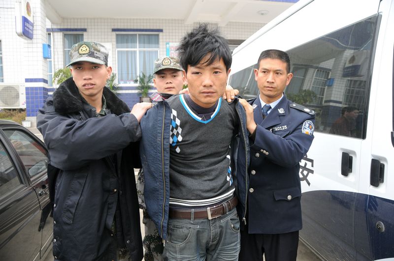 1犯罪嫌疑人杨大虎被抓获归案图片均为唐盛辉拍.jpg