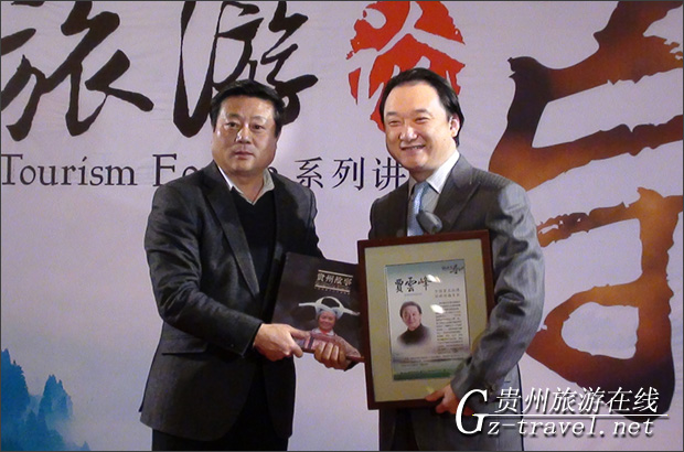 傅迎春局长赠送贾云峰纪念品